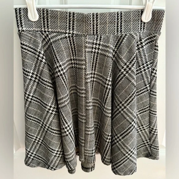 Houndstooth Plaid Skater Skirt - Picture 4 of 4
